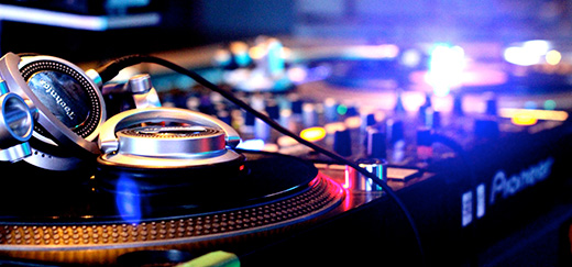 DJ setup with headphones - At the end of the year we decided to gige you the Top 10 Songs of 2014.